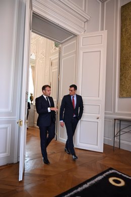 El presidente del Gobierno, Pedro Sánchez (d) y el presidente de la República Francesa, Emmanuel Macron (i), en el Palacio del Elíseo con ocasión de una reunión de trabajo. En el Palacio del Elíseo, París (Francia), a 15 de julio de 2020.