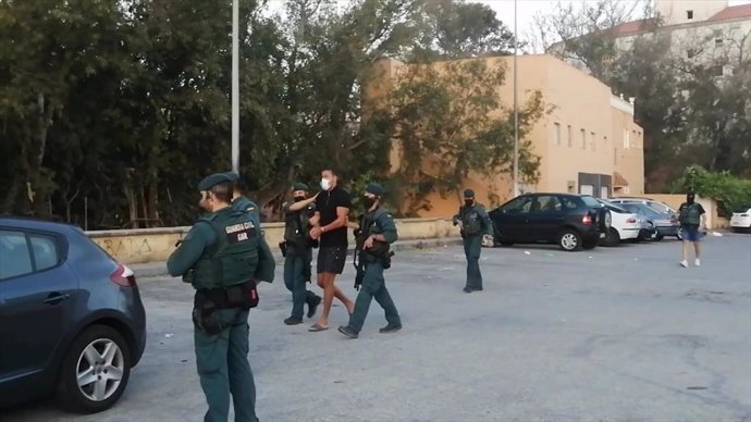 La Guardia Civil, con uno de los detenidos en la operación de Ceuta