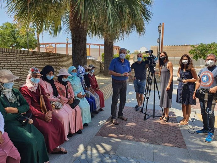 El responsable de UPA en Huelva, Manuel Piedra, junto a un grupo de temporeras.