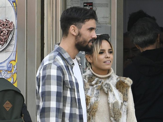 Gloria Camila y su novio, David, tomando algo en un bar del centro de la capital