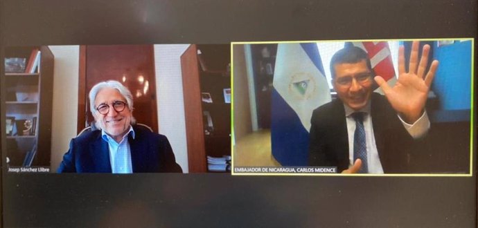 El presidente de Foment del Treball, Josep Sánchez Llibre, en una reunión telemática con el embajador de Nicaragua en España, Carlos Midence, el 15 de julio de 2020.