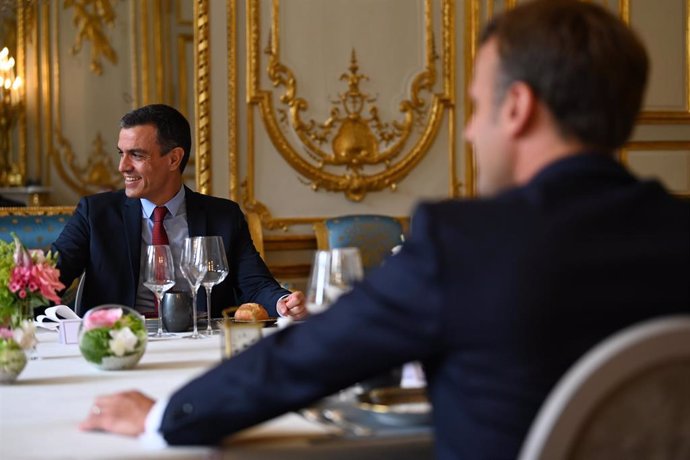 El presidente del Gobierno, Pedro Sánchez (i) y el presidente de la República Francesa, Emmanuel Macron (d), en el Palacio del Elíseo durante un almuerzo. En el Palacio del Elíseo, París (Francia), a 15 de julio de 2020.
