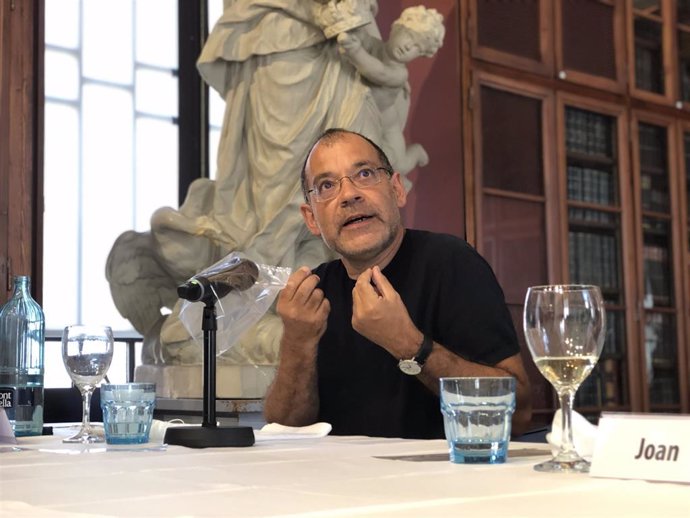 El escritor Toni Sala, ganador del Premi Crexells 2019, durante el encuentro con la prensa en el Ateneu Barcelons, este miércoles 15 de julio del 2020.