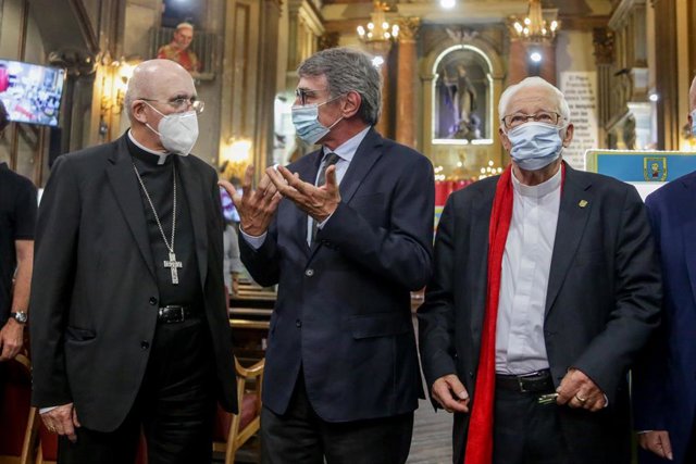 El Arzobispo de Madrid, Carlos Osoro; el presidente del Parlamento Europeo, David Sassoli; y el Padre Ángel, presidente de la ONG Mensajeros por la Paz, en la Iglesia de San Antón, Madrid (España), a 15 de julio de 2020.