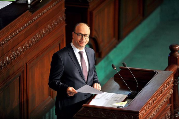 El primer ministro de Túnez, Elies Fajfaj, ante el Parlamento