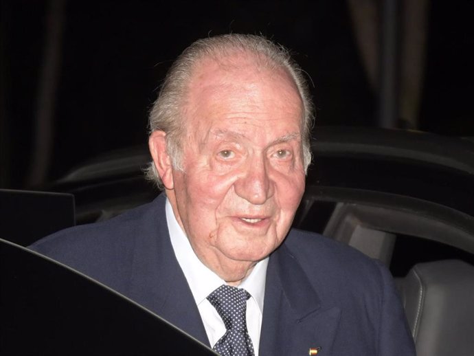 El Rey Juan Carlos I, tras acudir al tanatorio de Plácido Arango, en febrero