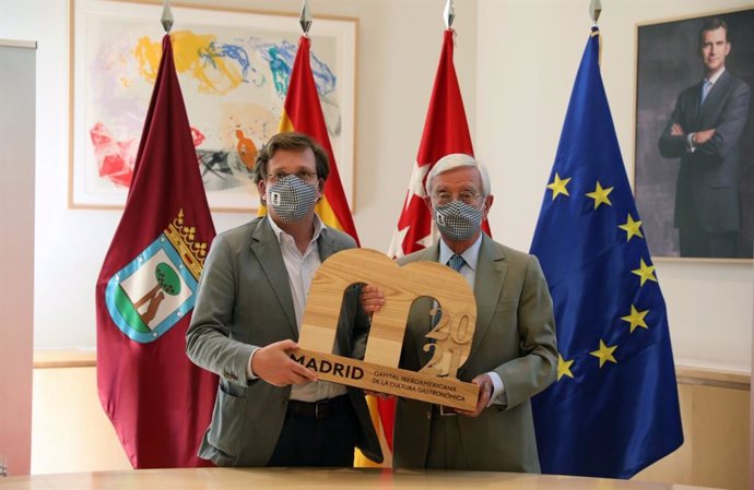 El alcalde de Madrid, José Luis Martínez-Almeida, y el presidente de la Academia Iberoamericana de Gastronomía, Rafael Ansón, firman un protocolo de colaboración.