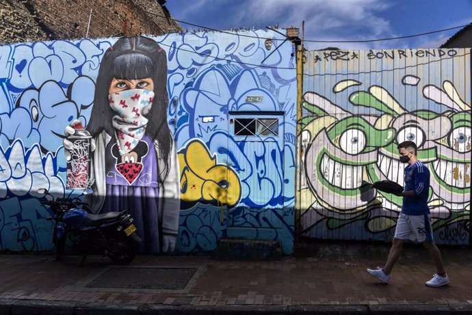 Mural en Bogotá sobre la pandemia de coronavirus