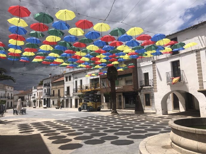 Paraguas de colores en la Plaza Mayor de Malpartida de Cáceres para aminorar los efectos del calor