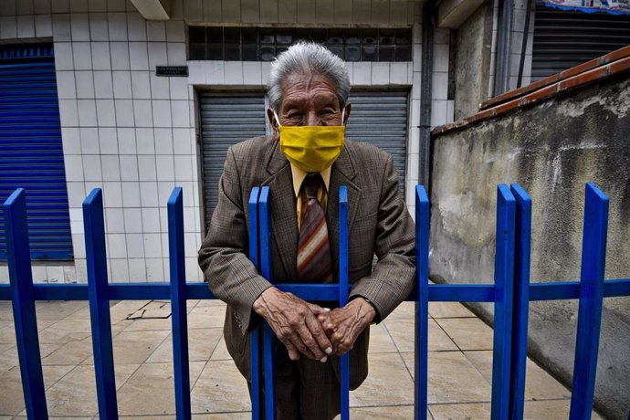 Un hombre con mascarilla en La Paz, Bolivia. 