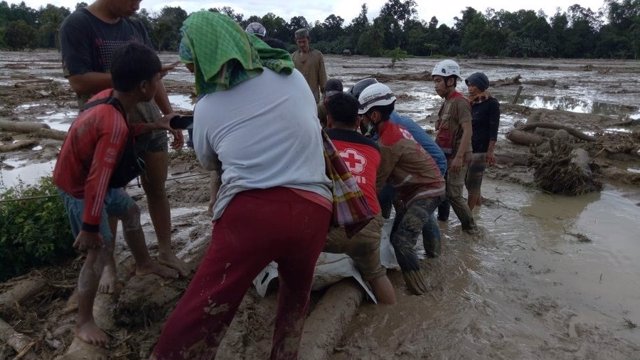Labores de rescate en las zonas afectadas por las inundaciones en la provincia de Célebes Meridional, en el centro de archipiélago de Indonesia