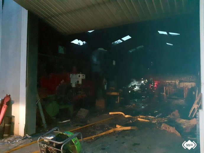 Incendio en una nave industrial de Las Regueras.