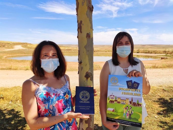 La alcaldesa de Celadas, Raquel Clemente, y la teniente de alcalde, Miriam López