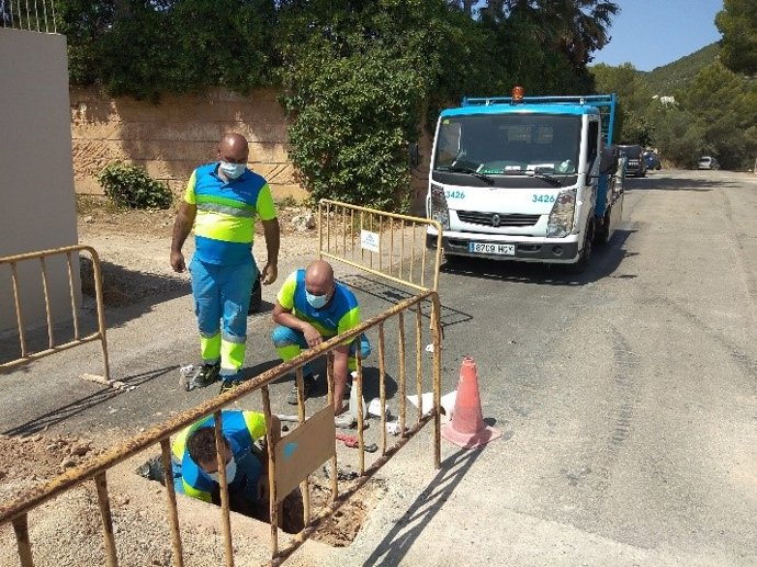 Operarios de Emaya renuevan la red de Son Vida