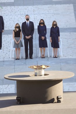 El rei Felip VI (2e), la reina Letícia (2d), la infanta Sofia (d) i la princesa d'Astúries (e) al comenament de l'homenatge d'estat a les víctimes de la pandmia de coronavirus. Madrid (Espanya), 16 de juliol del 2020.