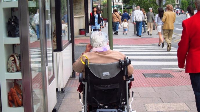 Una señora en una silla de ruedas.