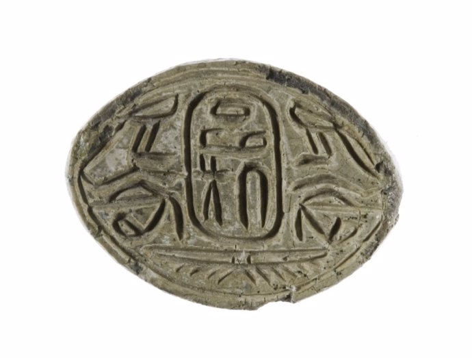 Selle el amuleto con el nombre del faraón hicso Apophis