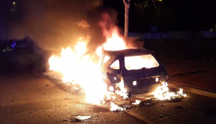 Incendio en un turismo en la calle Miguel Ruiz de Temiño, en Valladolid.