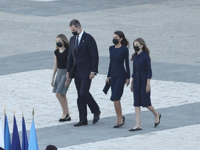 LOS REYES JUNTO A SUS HIJAS EN EL HOMANEJA A LAS VÍCTIMAS DE COVID-19