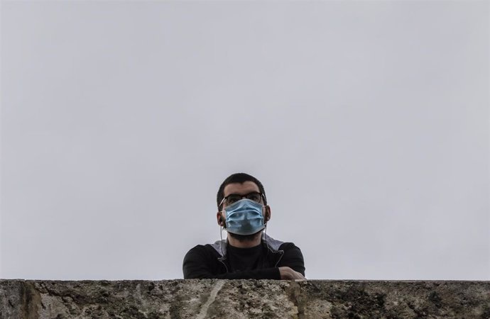 Un hombre con mascarilla en el primer día de salida en Valencia tras 48 días en casa por el coronavirus