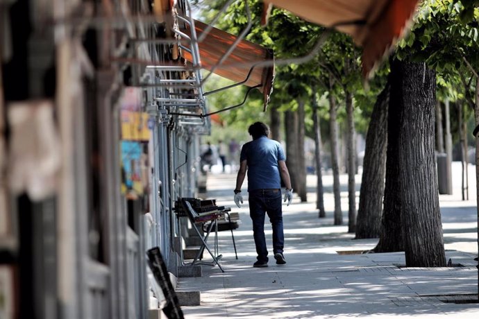 Un hombre pasea por los puestos en el Mercado de libros de la Cuesta Moyano tras su reapertura.