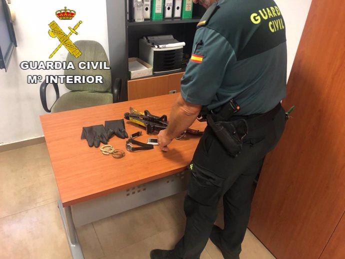 Material recuperado por la Guardia Civil tras el robo frustrado en una farmacia y un domicilio de Villanueva del Río y Minas (Sevilla)