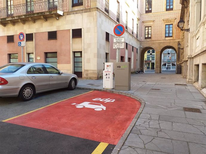 Plaza de aparcamiento para la recarga de vehículos eléctricos.