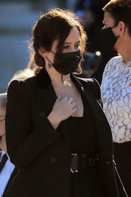 La presidenta de la Comunidad de Madrid, Isabel Díaz Ayuso (c) durante el homenaje de Estado a las víctimas de la pandemia de coronavirus, en el Palacio Real de Madrid (España), a 16 de julio de 2020.