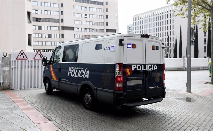 Un furgón de la Policía Nacional entra por una de las puertas de los Juzgados de Plaza Castilla.