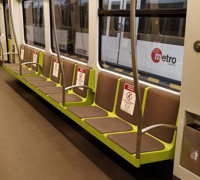 Pegatinas que señalizan la separación obligatoria para sentarse en el metro con motivo del coronavirus