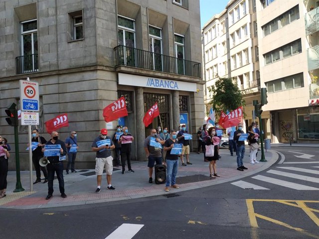 Protesta de la CIG ante Abanca para exigir un convenio colectivo en bancos nacidos de antiguas cajas