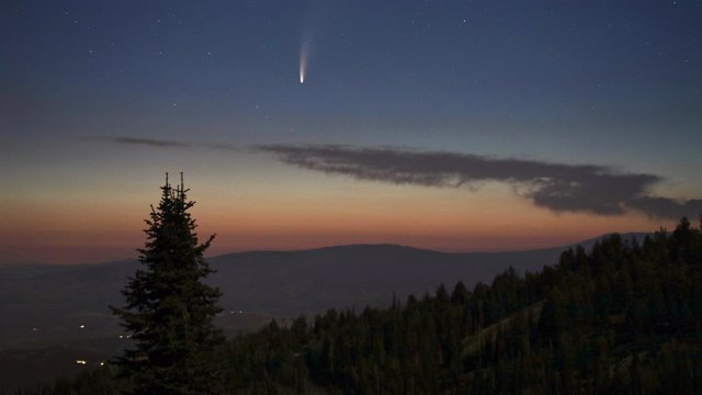 El Cometa C/2020 F3 (NEOWISE) en los cielos antes del amanecer el 9 de Julio de 2020, sobre Deer Valley, Utah.