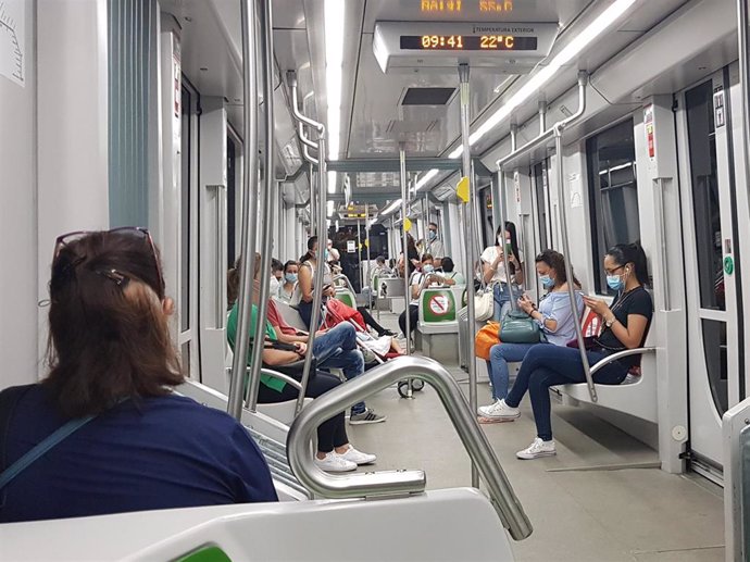 Metro de Sevilla con usuarios usando mascarillas