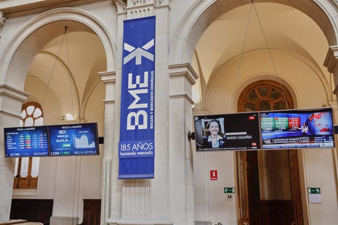 Paneles informativos con los gráficos colocados en el interior del Palacio de la Bolsa. En Madrid, (España), a 10 de julio de 2020.