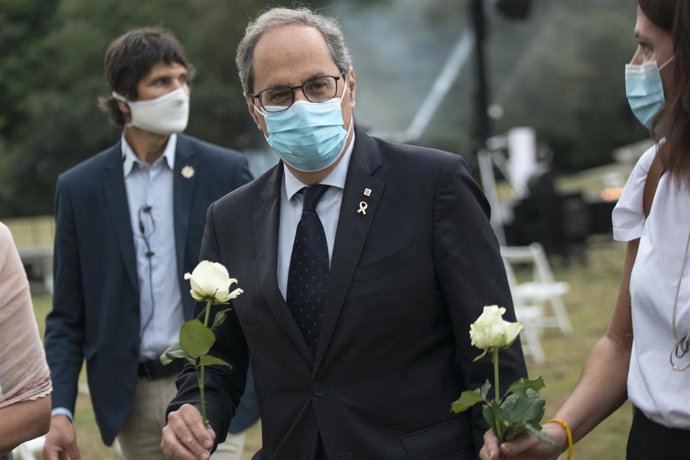 El president de la Generalitat, Quim Torra, con rosas blancas durante el funeral celebrado en las inmediaciones de la Catedral de Girona por los fallecidos a causa del COVID-19, en Girona, Cataluña (España), a 14 de julio de 2020.