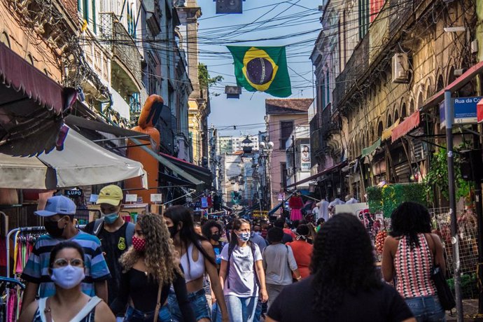 Ciudadanos con mascarilla paseando por Río de Janeiro