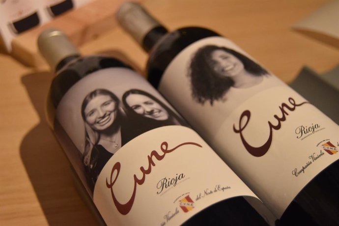 CVNE instala en su bodega de Haro el primer fotomatón para personalizar vinos 