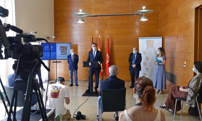 El alcalde de Murcia presenta la memoria de Proyecto Hombre