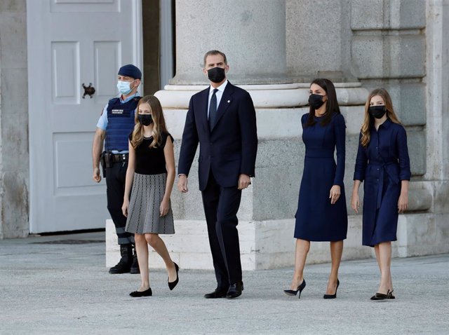 El rei Felip VI (2e), la reina Letícia (2d), la infanta Sofia (d) i la princesa d'Astúries (e) en l'homenatge d'estat a les víctimes de la pandèmia. Madrid (Espanya), 16 de juliol del 2020.
