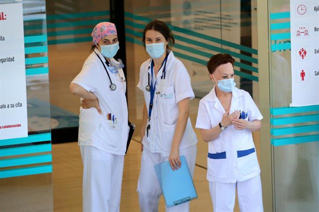 Los sanitarios de la Fundación Jiménez Díaz salen a despedir a un paciente dado de alta tras padecer el coronavirus, en Madrid (España), a 22 de mayo de 2020.