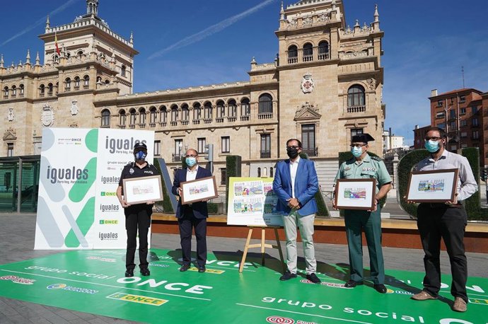 Presentación de los cupones de la ONCE con una campaña de seguridad vial.