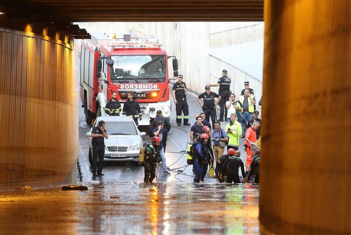 Buzos de la Guardia Civil rescatan el cuerpo sin vida en el túnel