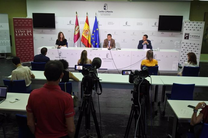 El consejero de Agricultura, Francisco Martínez Arroyo, en la firma del acuerdo con la Interprofesional del Vino de España.