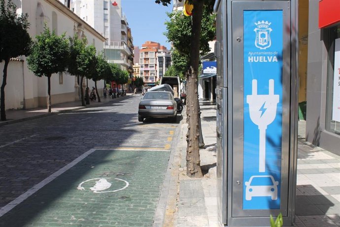 Recarga de coches eléctricos en la calle Méndez Nuñez. 