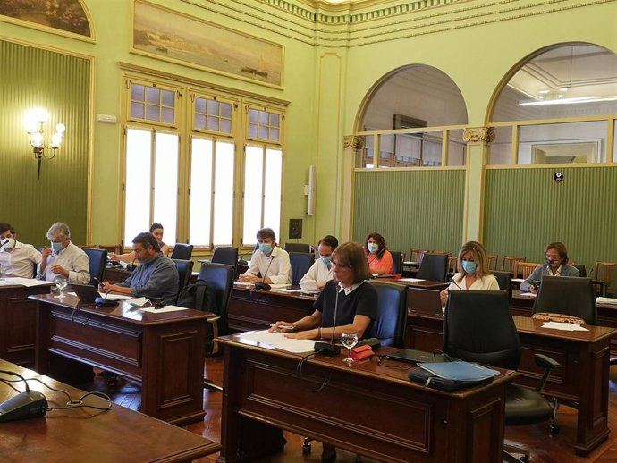 Celebración en el Parlament de la Comisión de Turismo y Trabajo.