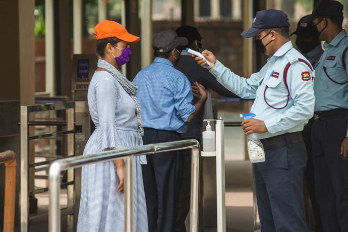 Control de temperatura por la pandemia de coronavirus en Nueva Delhi