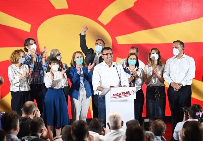 Zoran Zaev celebra con su partido la victoria en las elecciones parlamentarias en Macedonia del Norte