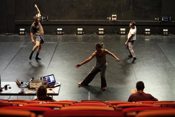 Aaron Vázquez, Marina Miguélez y Carlos López, en los ensayos de la obra teatral 'Pandora'