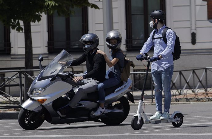 Una moto circulando por una calle de Madrid. 