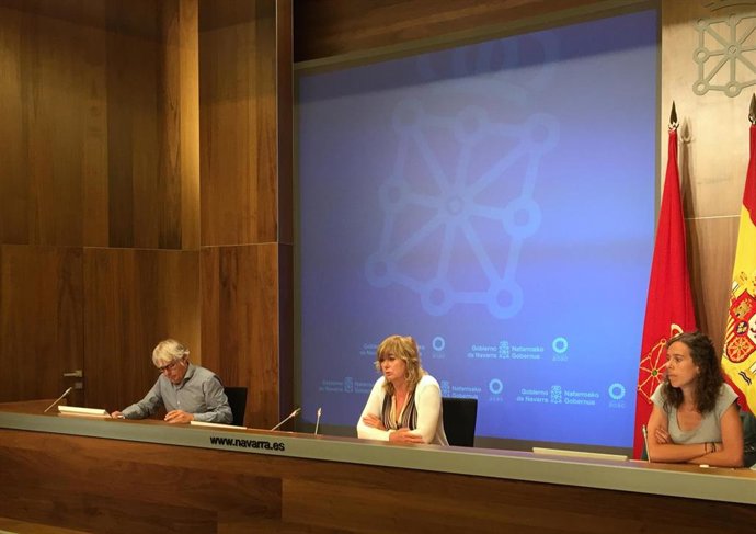 La consejera de Relaciones Ciudadans, Ana Ollo, con el director del Instituto Navarro de la Memoria, José Miguel Gastón, y la jefa de Sección de Convivencia, Irati Goikoetxea.